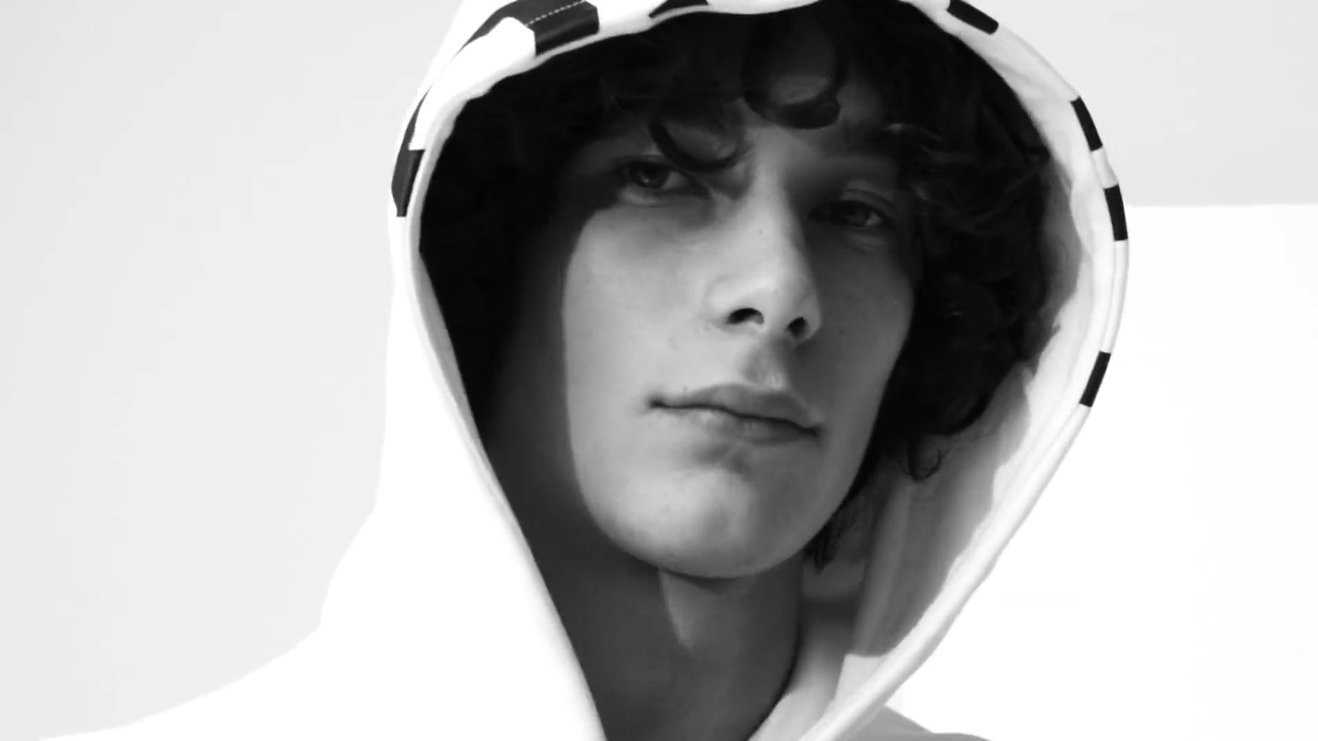 26_sr_hugo__logo_campaign_ss18 (1080p).mp4