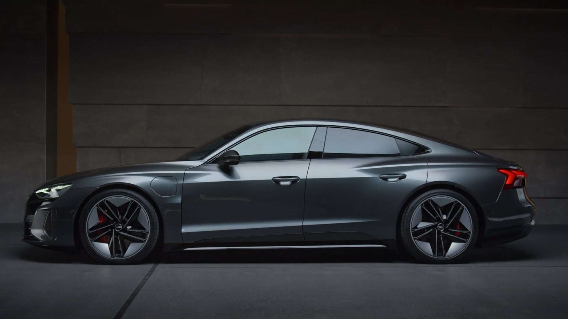 AUDI_walk-around_rs_30s_dc_v007b_ow_fla_v002_a210510.mp4 (1080p)
