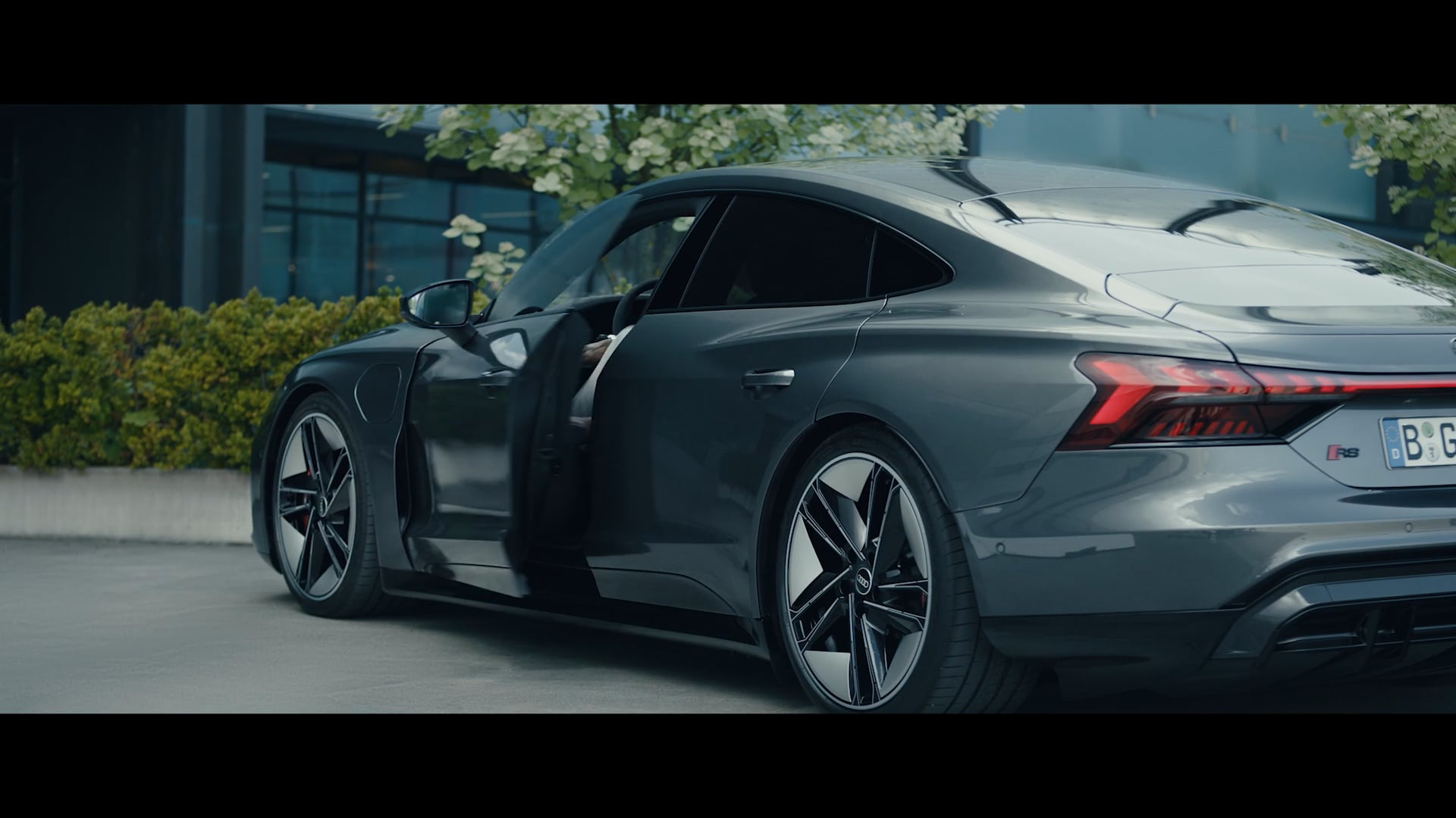 AUDI_x_The_Gray_Man_-_official_dc