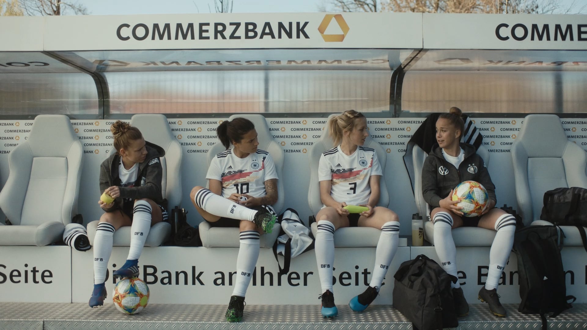 Commerzbank_DieBank_WEB_YTmobile_FacePalm_15s_16x9_1920x1080_v002_190506