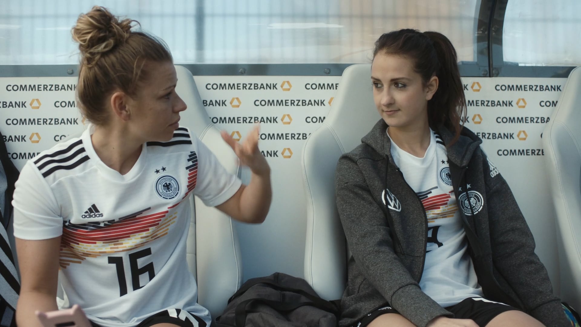 Commerzbank_DieBank_WEB_YTmobile_Finger_15s_16x9_1920x1080_v003_190507