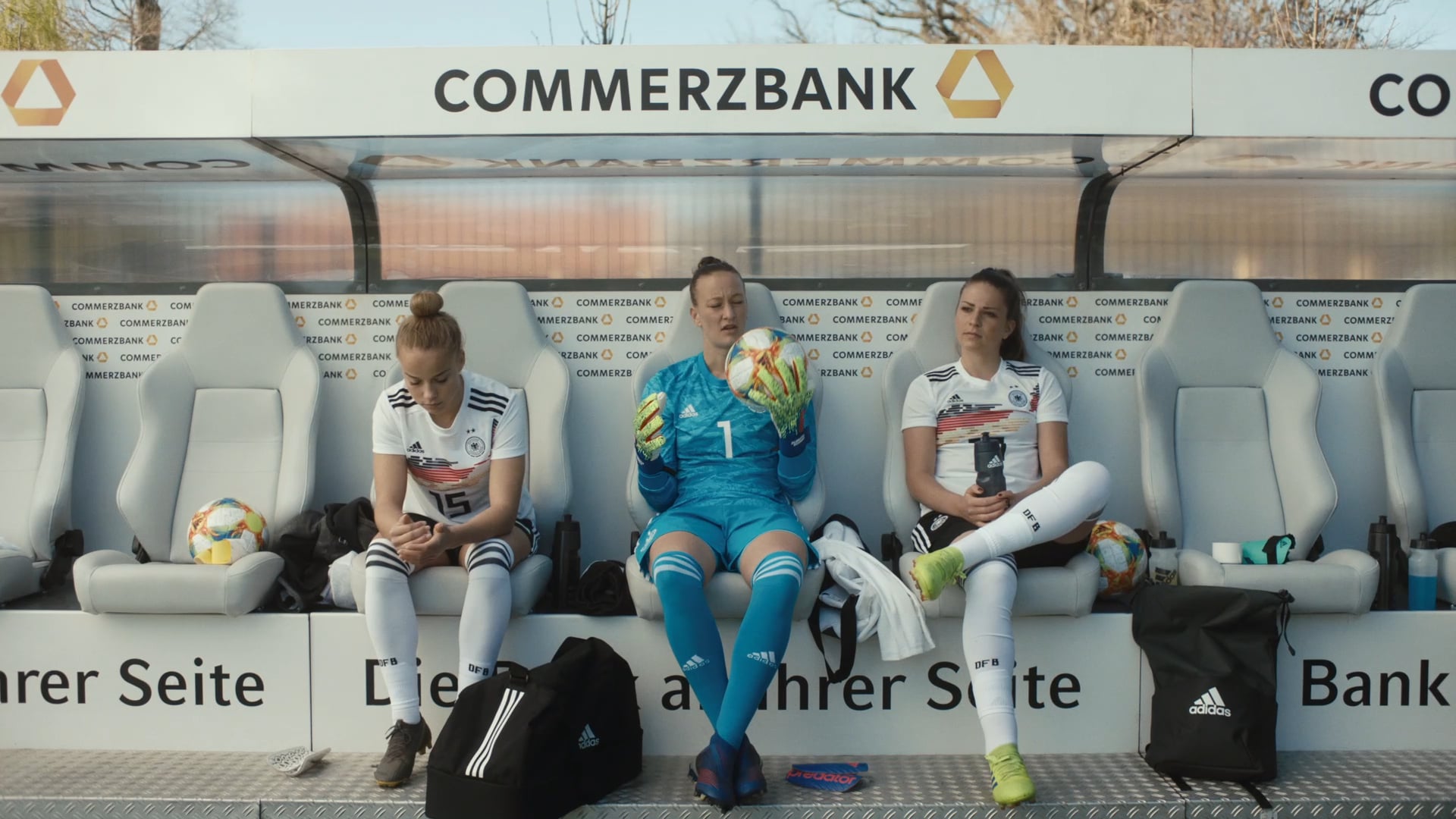 Commerzbank_DieBank_WEB_YTmobile_Maenner_15s_16x9_1920x1080_v002_190506