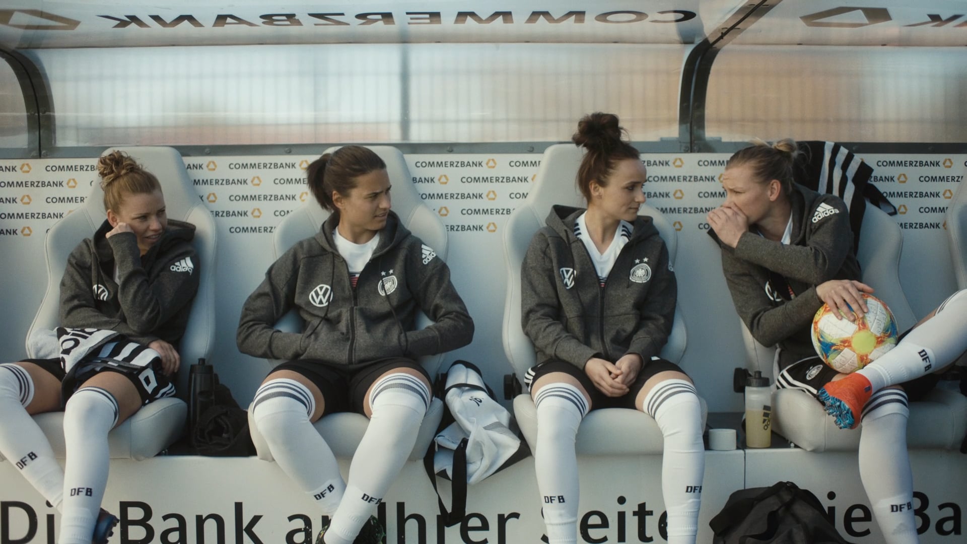 Commerzbank_DieBank_WEB_YTmobile_SecretTalk_15s_16x9_1920x1080_v004_190506