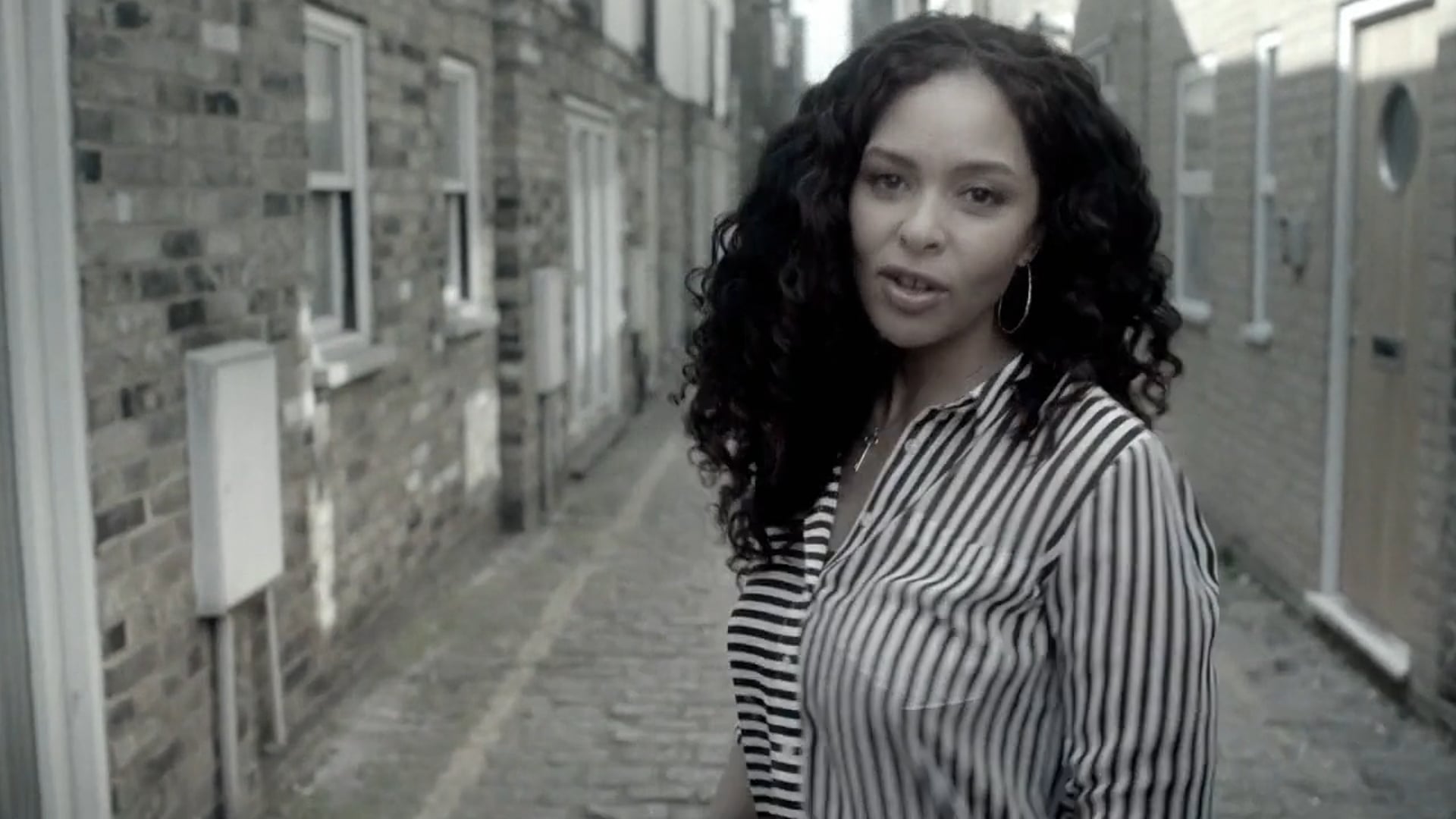 JOY DENALANE – NIEMAND__720p