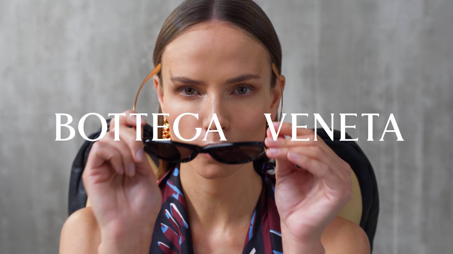 20241219_BV048_CAMPAIGN_SS25_EDIT08_Natasha_Sunglasses_06s_16x9-GRD03_DW06_logo